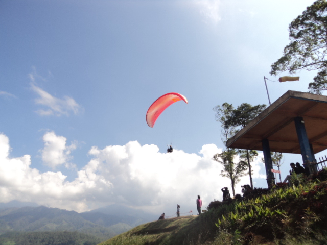 Paragliding — Batu
